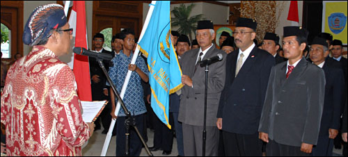 Ketua DPW Ikapakarti Kaltim H Bambang Susilo saat melantik jajaran pengurus DPD Ikapakarti Kukar 2011-2015