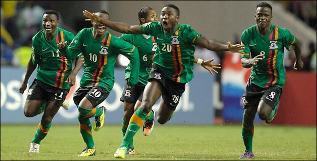 Isaac Chansa (kanan) bersama rekan-rekannya saat mengantar Zambia menjadi juara Piala Afrika tahun 2012
