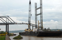 Proyek pembangunan Jembatan Kartanegara terus berlanjut dengan dirakitnya bentang pendekat menuju pondasi