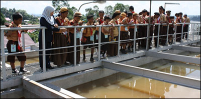 Anggota Pramuka peserta Jamcab 2010 tampak antusias melihat pengolahan air bersih di PDAM Tirta Mahakam Tenggarong