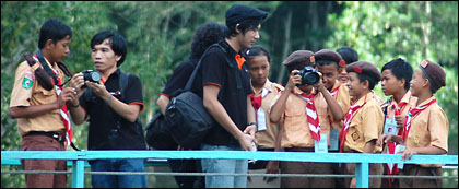 Sejumlah anggota Pramuka peserta Jamcab 2010 sangat antusias belajar memotret bersama kru Lensa Kukar