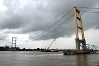 Dua pilar utama Jembatan Kartanegara masih berdiri sejak runtuhnya badan jembatan pada 26 November 2011 lalu 