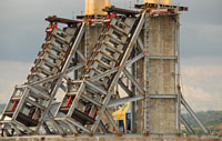 Kontraktor PT Hutama Karya telah memasang rangka penguat di sekitar pondasi utama pilar Jembatan Kartanegara