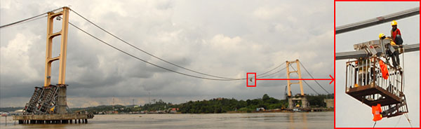 Para pekerja konstruksi melepas klam penggantung yang masih tersisa di kabel Jembatan Kartanegara
