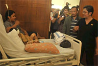 Menkes RI Endang Rahayu saat menjenguk salah satu korban ambruknya Jembatan Kartanegara di RSUD AM Parikesit