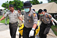 Petugas Polres Kukar mengevakuasi jasad korban Jembatan Kartanegara yang kemudian diketahui sebagai jasad Taufik Nanang