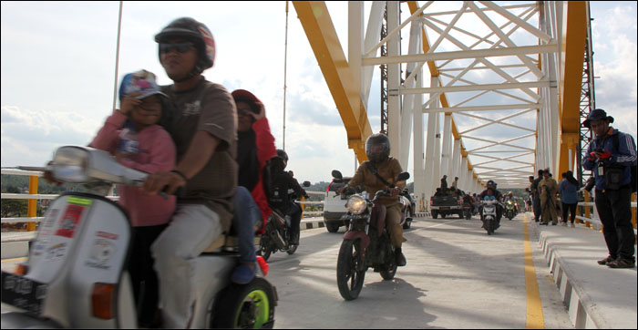 Warga kini tak perlu lagi menyeberangi sungai Mahakam dengan ferry setelah dibukanya Jembatan Kartanegara yang telah rampung dikerjakan