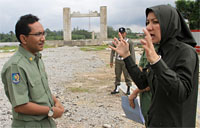 Kadis Bina Marga & Sumber Daya Air Kukar Ahyani mendengarkan arahan Bupati Rita Widyasari saat meninjau lokasi pembangunan jembatan baru di Tenggarong