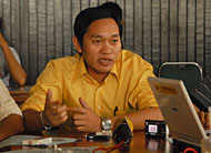 Koordinator Tim Relawan Rita Untuk Bupati, Junaidi, saat memberikan keterangan pers di Tenggarong tadi siang