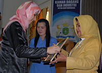 Bupati Rita Widyasari menyerahkan penghargaan Bina Usaha 2011 kepada perwakilan Bankaltim Cabang Tenggarong