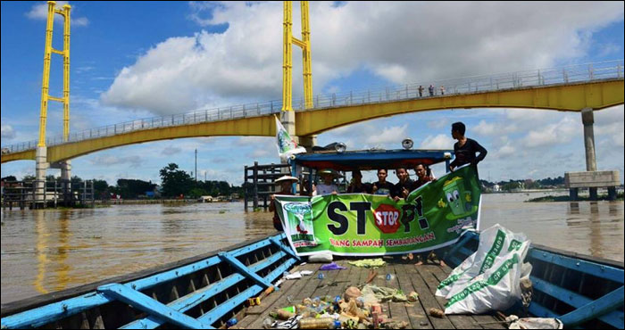 Mahasiswa yang tergabung dalam KAMMI dan Formasi Unikarta menggelar aksi kebersihan di sungai Mahakam, Tenggarong, Minggu (25/09) siang