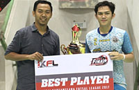 Ketua Afkab Kukar M Prabowo Arah menyerahkan trofi Best Player kepada M Irgi dari Futsal Kota Raja