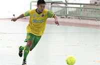 Tanpa pengawalan, pemain FKR menggiring bola ke jantung pertahanan Alfan FC