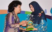Meneg PPPA RI Linda Amalia Sari Gumelar menyerahkan penghargaan KLA Tingkat Pratama kepada Bupati Rita Widyasari 
