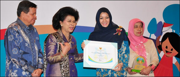 Bupati Rita Widyasari didampingi Kepala Badan KBP3A Kukar Aji Lina Rodiah saat menerima piagam penghargaan KLA Pratama dari Meneg PPPA RI