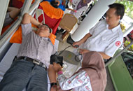 Petugas PMI Kukar melakukan transfusi darah terhadap seorang peserta donor darah