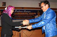 Bupati Rita Widyasari menerima laporan hasil kajian program Gerbang Raja dari Ketua KNPI Kukar Junaidi