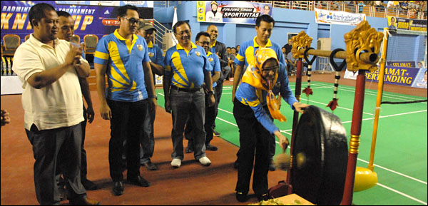Bupati Rita Widyasari membuka turnamen bulutangkis KNPI Cup 2014 yang ditandai dengan pemukulan gong