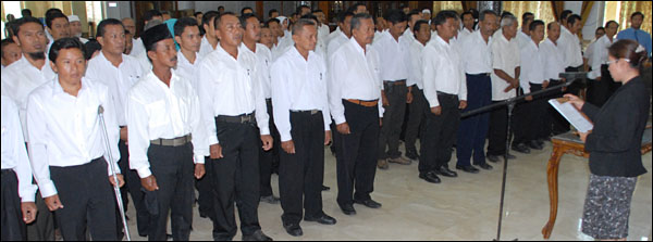 Suasana pengambilan sumpah jabatan PPS se-Kecamatan Tenggarong dan Tenggarong Seberang oleh Ketua KPU Kukar Rinda Desianti di Tenggarong, Sabtu (06/04) kemarin