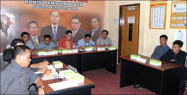 Suasana rapat pleno KPU Kukar di Tenggarong, Selasa (05/08) kemarin, yang akhirnya membatalkan Sudarto dan Rusliadi sebagai Anggota DPRD Kukar Terpilih