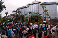Massa KRKB saat tiba di depan Kantor Gubernur Kaltim
