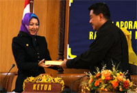 Bupati Rita Widyasari menyerahkan dokumen rancangan KUA dan PPAS Perubahan 2012 kepada Ketua DPRD Kukar Awang Yacoub Luthman