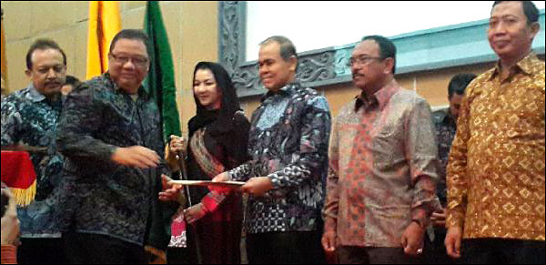 Menteri Koperasi dan UKM RI Anak Agung Gede Ngurah Puspayoga saat menyerahkan penghargaan Penggerak Koperasi 2014 kepada sejumlah Kepala Daerah di Indonesia