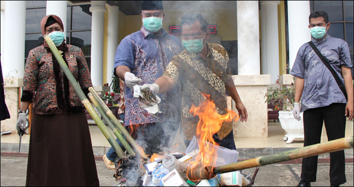 Wabup Edi Damansyah dan Kajari Tenggarong Kasmin memusnahkan barang bukti berupa ganja kering dengan cara dibakar