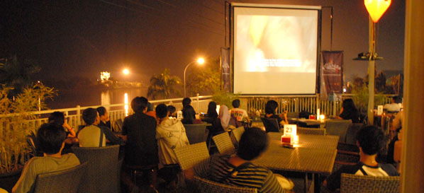 Suasasana pemutaran film pendek yang masuk nominasi di Dapoerkoe Resto & Cafe, Tenggarong