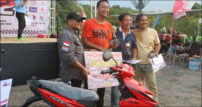 Selain mendapatkan trofi, piagam dan uang, Juara I kelas Extreme juga berhak menerima hadiah berupa sebuah sepeda motor
