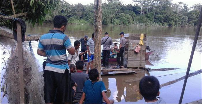Petugas Polsek Kembang Janggut mendatangi TKP setelah mendapatkan laporan hilangnya seorang kakek yang diduga bunuh diri dengan meloncat ke sungai Belayan