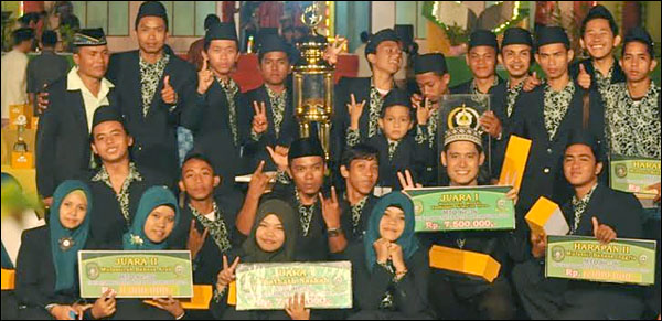 Kafilah Kecamatan Tenggarong akhirnya kembali meraih gelar Juara Umum MTQ tingkat Kukar setelah tahun lalu sempat disabet Loa Janan 