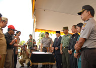 Pembacaan kesepakatan bersama oleh Amberi (kiri) mewakili Parpol peserta Pemilu 2009 di Kukar