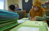 Petugas Bagian Kesra masih melakukan verifikasi berkas permohonan beasiswa Kukar 2013