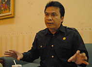 Ketua DPRD Kukar H Salehudin ketika memberikan keterangan pers usai pertemuan tertutup dengan Pj Bupati Kukar