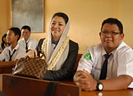 Ketua DPRD Kukar Rita Widyasari menyempatkan duduk di bangku yang pernah ditempatinya saat kelas III di SMPN 1 Tenggarong