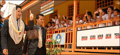 Kedatangan Ketua DPRD Kukar Rita Widyasari disambut antusias oleh ratusan siswa SDN 002 Tenggarong