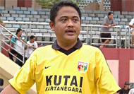Ketua Harian Mitra Kukar Endri Erawan tengah berada di Jakarta untuk negosiasi soal pemain dengan Benny Dolo