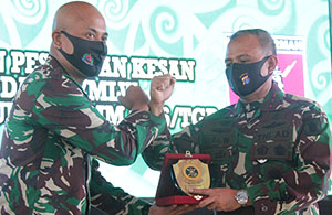 Dandim 0906/Tgr Letkol Inf Charles Alling (kiri) saat menerima cenderamata dari Pangdam VI/Mlw Mayjen TNI Heri Wiranto
