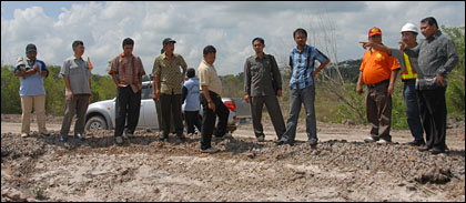 Rombongan Komisi I DPRD Kukar dan Satlak PB saat meninjau tanggul batu bara di areal pertambangan PT Tanito Harum