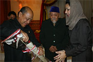 Disaksikan Sultan Kutai HAM Salehoeddin II, Ketua Komisi X DPR RI Mahyuddin menerima cenderamata berupa sebuah mandau dari Bupati Kukar Rita Widyasari