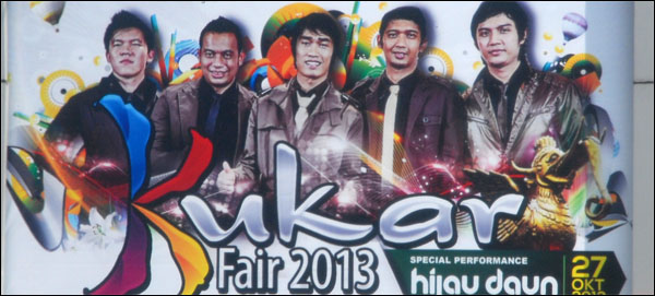 Grup musik Hijau Daun terpampang dalam baliho Kukar Fair 2013