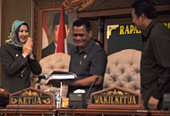 Bupati Rita Widyasari (kiri) menyerahkan dokumen LKPJ Tahun Anggaran 2010 kepada pimpinan DPRD Kukar