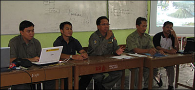 Kepsek SMKN 1 Tenggarong, Sunarno (tengah), menyambut positif pelatihan fotografi yang digarap Lensa Kukar di sekolahnya