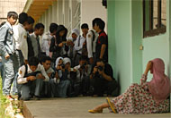 Para pelajar SMKN 1 Tenggarong didampingi anggota Lensa Kukar tampak asyik melakukan pemotretan model