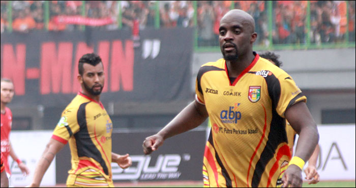 Mohamed Sissoko mencetak gol pertama di Indonesia sekaligus gol penyeimbang bagi Mitra Kukar atas Persija Jakarta di Stadion Patriot, Bekasi