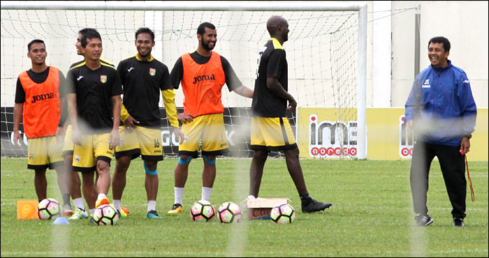 Para pemain Mitra Kukar tampak rileks menjalani latihan dibawah arahan pelatih Jafri Sastra sehari sebelum laga kontra Persib Bandung