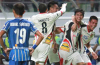 Pemain Mitra Kukar merayakan gol yang dicetak Septian David Maulana