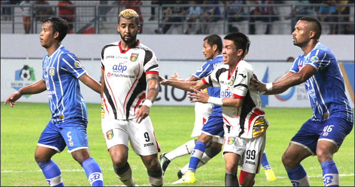 Mitra Kukar (putih) harus mengakui keunggulan Persiba Balikpapan (biru) pada laga terakhir Liga 1 2017 di Stadion Batakan, Balikpapan