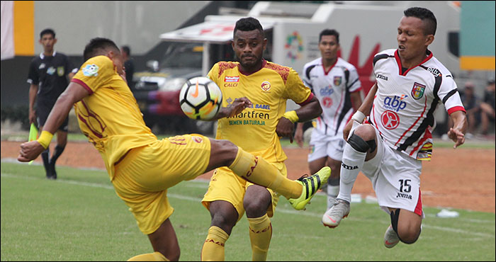 Gelandang sayap Mitra Kukar Hendra Adi Bayauw terlibat duel perebutan bola dengan pemain Sriwijaya FC